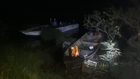 Dupla foge ao ser flagrada limpando pescados às margens de lago de usina hidrelétrica em Presidente Epitácio