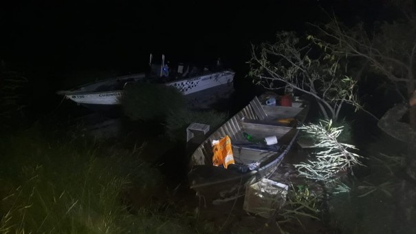 Dupla foge ao ser flagrada limpando pescados �s margens de lago de usina hidrel�trica em Presidente Epit�cio