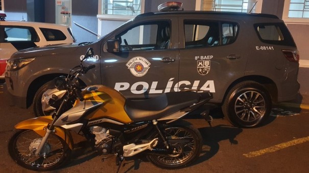 Homem tenta fugir em motocicleta roubada e acaba preso na Avenida Juscelino Kubitschek de Oliveira