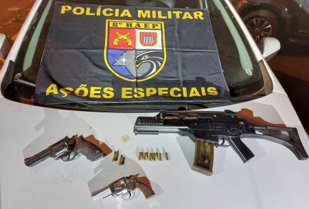 Flagrados com dois revólveres e simulacro de metralhadora, trio alega estar armado para se defender em 'guerra' e acaba preso