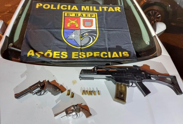 Flagrados com dois rev�lveres e simulacro de metralhadora, trio alega estar armado para se defender em 'guerra' e acaba preso