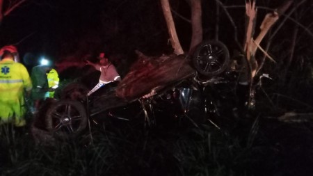 Homem fica gravemente ferido após perder o controle da direção e bater em árvore na SP-294