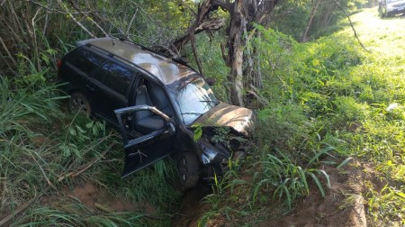 Após bater carro em árvore e cair em barranco, motorista embriagado é preso em flagrante