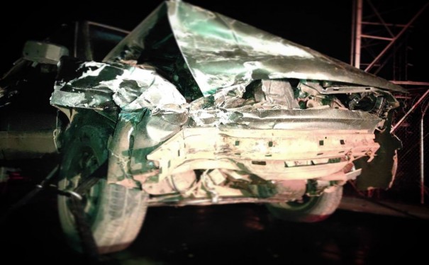 Para n�o colidir contra caminh�o, motorista desvia e bate em defensa met�lica na SP-294, em Parapu� 