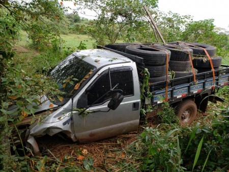 Motorista cai em ribanceira após desviar de buraco em vicinal de Rinópolis 