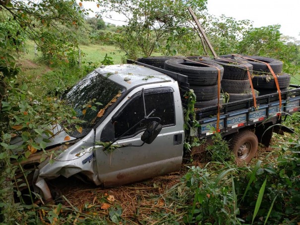Motorista cai em ribanceira ap�s desviar de buraco em vicinal de Rin�polis 