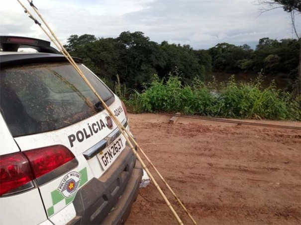 Pol�cia Ambiental flagra e autua pescadores as margens do Rio Aguape�, em Iacri
