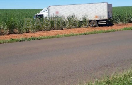 Caminhão com defensivo agrícola roubado é abandonado na vicinal que liga Bastos e Parapuã