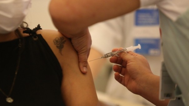 Em vigor, nova lei estadual prev multa para quem furar fila na vacinao contra Covid-19