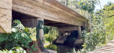 Coordenador regional da Defesa Civil vistoria ponte de concreto caída no Indaiá em Flórida Paulista