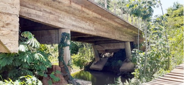 Coordenador regional da Defesa Civil vistoria ponte de concreto ca�da no Indai� em Fl�rida Paulista