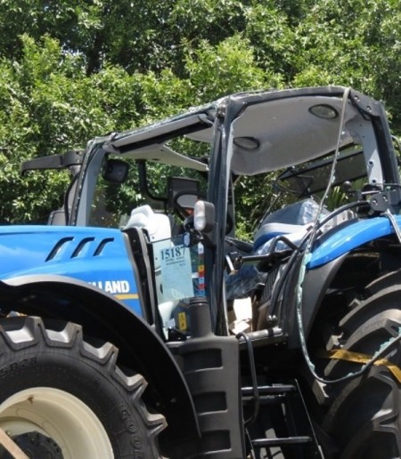 Trator 0 Km tem cabine destruída em acidente em pontilhão em Dracena