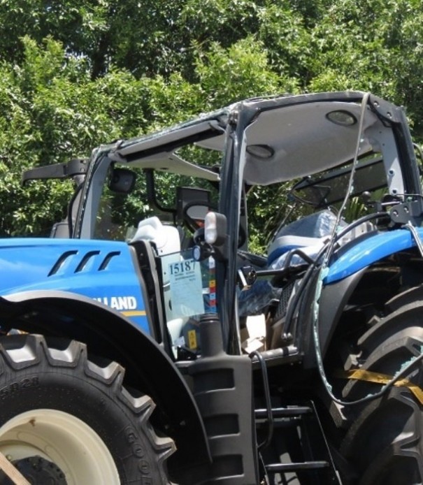 Trator 0 Km tem cabine destru�da em acidente em pontilh�o em Dracena