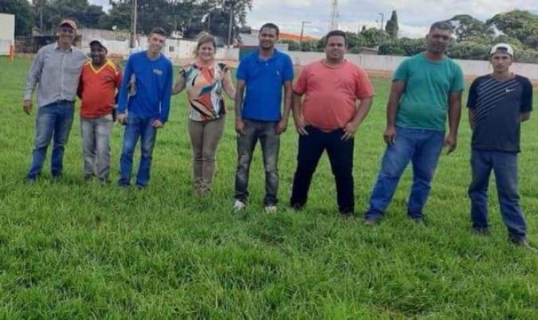 Prefeita interina de Salmour�o visita Est�dio Municipal que recebe melhorias