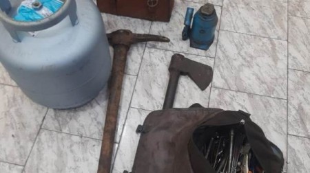 PM prende quatro pessoas acusadas de furtar ferragens no antigo curtume