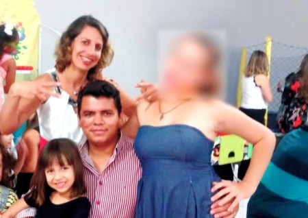 Adolescente suspeita de ajudar no assassinato da mãe e irmã combinou crime com padrasto, diz polícia