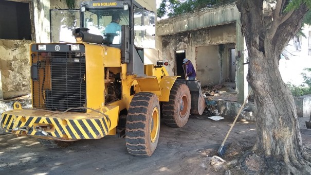 Prefeitura de Osvaldo Cruz limpa regi�o do antigo Frigor�fico Santa Neuza 