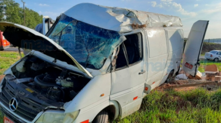 Motorista perde controle de furgão, veículo sai da pista e capota no acostamento
