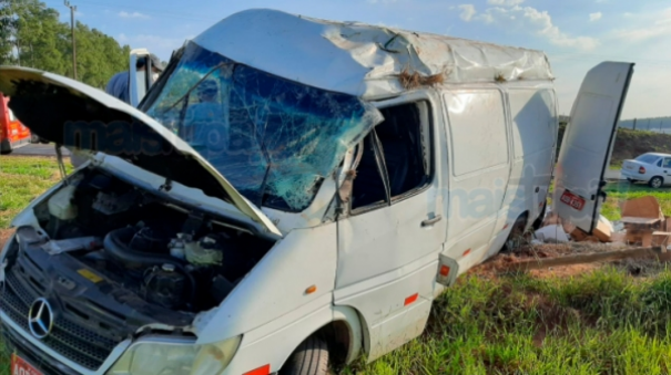 Motorista perde controle de furg�o, ve�culo sai da pista e capota no acostamento
