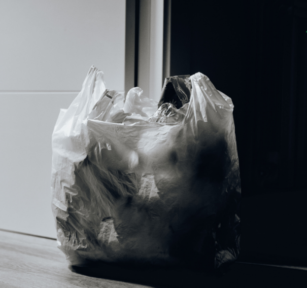 Bota Fora: Prefeitura de OC pede que populao pare de colocar resduos defronte residncias at recolhimento de materiais na regio abaixo da linha