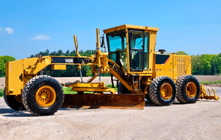 Prefeitura de Salmourão aluga motoniveladora para conservação das estradas rurais do município