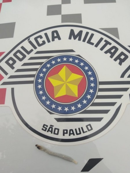 Polícia Militar apreende maconha durante abordagem, em Osvaldo Cruz