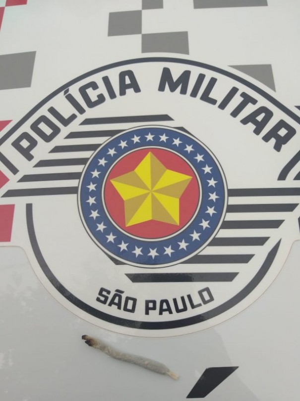 Pol�cia Militar apreende maconha durante abordagem, em Osvaldo Cruz