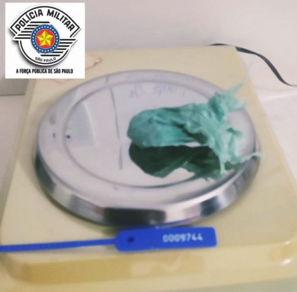 Homem dispensa maconha ao avistar a viatura da PM, em Salmour�o