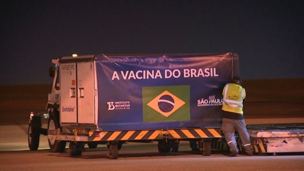 Avi�o com insumos para produ��o de 8,6 milh�es de doses da vacina CoronaVac chega ao Brasil