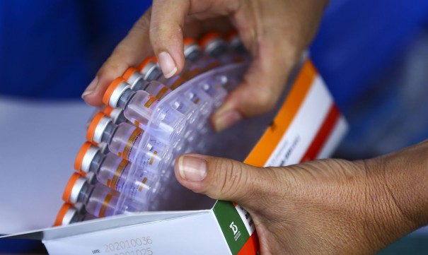 Come�a distribui��o de 3,2 milh�es de doses da vacina contra covid-19