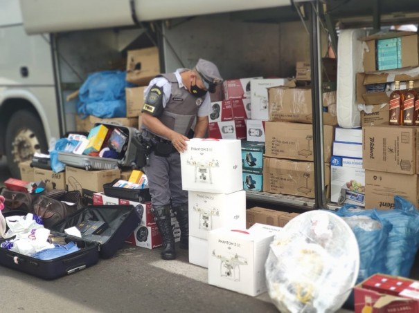 Cerca de 30 mil produtos sem nota fiscal s�o localizados em �nibus fretado