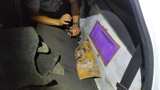Pol�cia Militar localiza 50 kg de maconha em fundos falsos de ve�culo e prende homem em flagrante em Pirapozinho