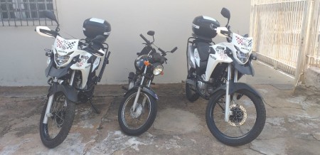 Policiais desconfiam de moto sem tampa do filtro de ar e descobrem que placa de veículo era adulterada