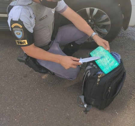 Boliviano é flagrado com tablete de cocaína amarrado na cintura e acaba preso pela Polícia Rodoviária