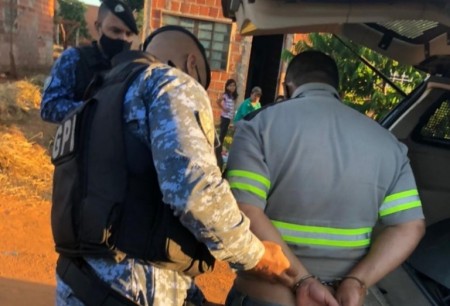 Acusado de matar mulher e enteada de 9 anos e enterrar corpos em quintal é preso