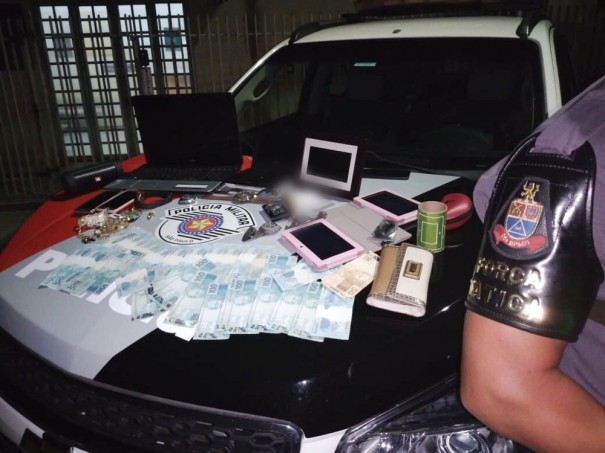 Ao ver a PM, adolescente joga bolsa com objetos furtados e acaba detido com mais de R$ 3,5 mil