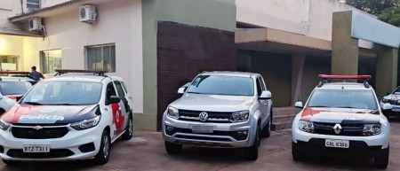 Polícia Militar faz cerco na SP-294 e recupera caminhonete roubada por dupla