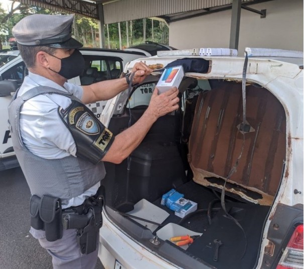 Pol�cia Rodovi�ria localiza 118 celulares, 150 adaptadores de tomada e fones sem nota fiscal em fundo falso de carro