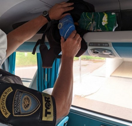 Polícia Rodoviária encontra tabletes de cocaína em mochila durante vistoria em ônibus