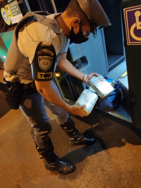 Durante vistoria, passageiro de ônibus é flagrado com mais de 2 quilos de skank