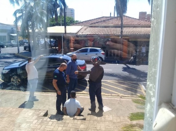 Prefeito de Birigui corre atr�s de ladr�o de celular e ajuda a deter criminoso