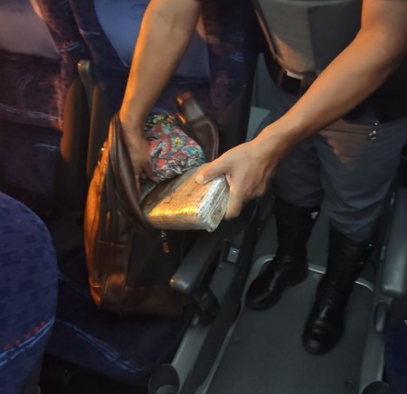 Polícia Rodoviária apreende tabletes de maconha e prende em flagrante mulher de 51 anos