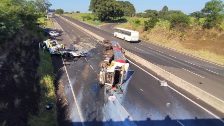 Carreta carregada com leite tomba na Rodovia Assis Chateaubriand em Pirapozinho
