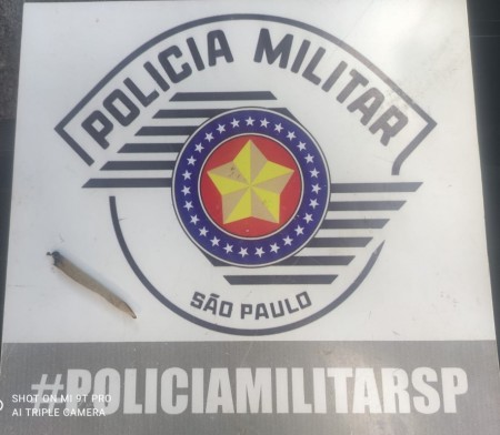 Polícia Militar surpreende uma mulher e dois homens com cigarro de maconha em Salmourão