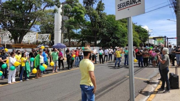 Manifesta��o em frente ao MPE reivindica reabertura do com�rcio em Prudente