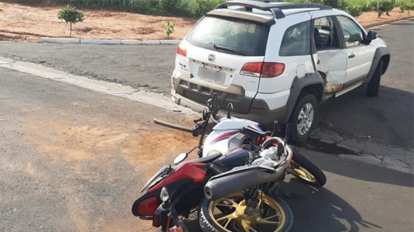 Ocupantes de motos ficam feridas em acidente em Tup�