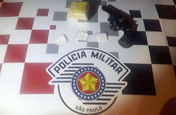 Pol�cia Militar apreende maconha, coca�na, arma de fogo e muni��es em Bastos