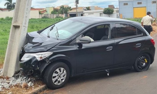 Motorista � levado par atendimento m�dico ap�s carro colidir em poste em Tup�