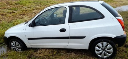 Água na pista faz carro rodar em rodovia e parar no acostamento da SP-294