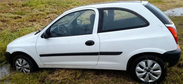 �gua na pista faz carro rodar em rodovia e parar no acostamento da SP-294